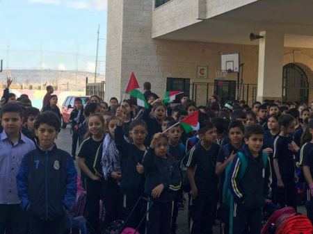 صور/ مدرسة البطريركية اللاتينيه في الزبابدة تحيي ذكرى وعد بلفور المشؤوم